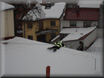Odstaňování ledových převisů ze střechy sokolovny